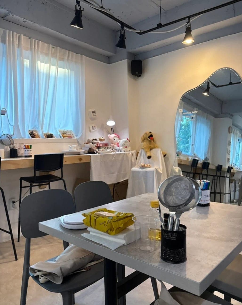弘大附近的 Yeonplace 烘焙工作室延南店 明亮温馨的课堂空间